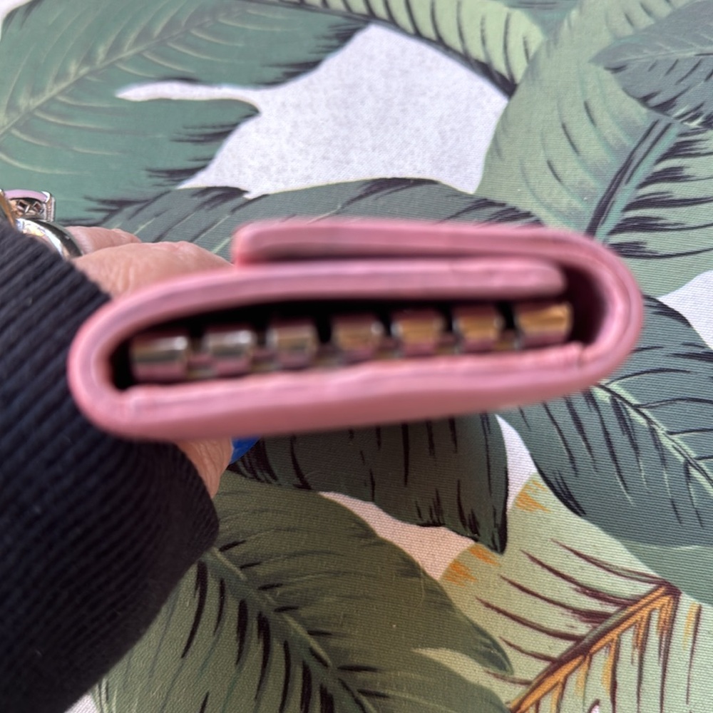 🌸🌸Amazing  camellia. Chanel key Cles in Lucious leather and perfect pink. 🌸🌸 - Picture 6 of 7